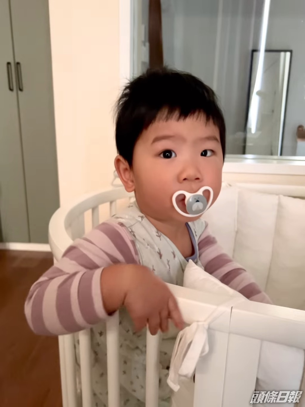 主人房較少曝光，但見到主人房與浴室以玻璃作間隔，浴室佈置亦非常簡潔。